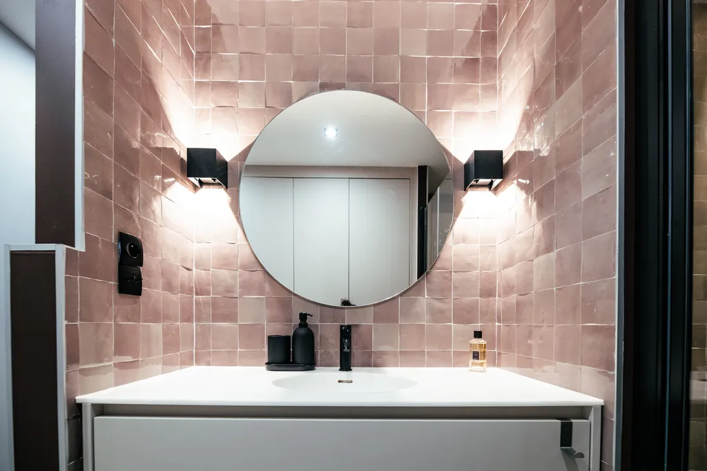 Rénovation salle de bains avec pose de carreaux muraux 