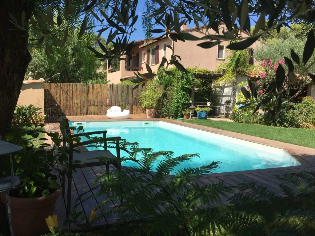 Piscine dans jardin avec végétation