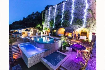 Réalisation d'éclairage extérieur décoratif composé de guirlandes guinguette et de projecteurs led autonome pour un mariage à Toulon