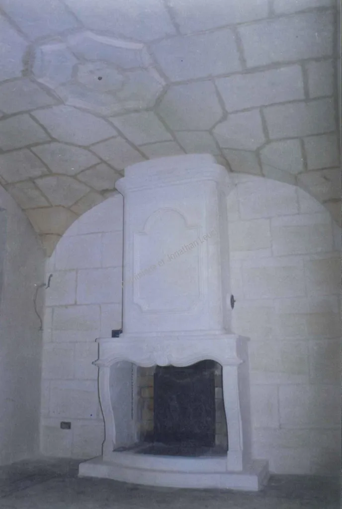 Cheminée régence en pierre d'Estailldes