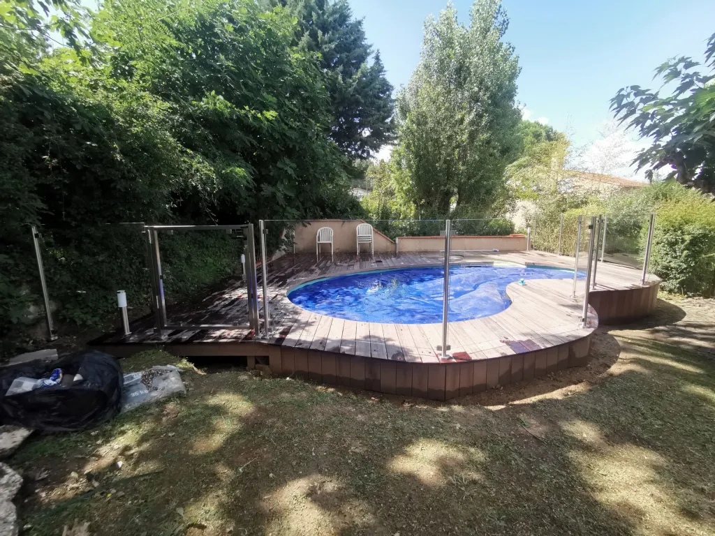Installer une clôture aluminium sécurisée autour de sa piscine familiale à Toulouse et Haute-Garonne