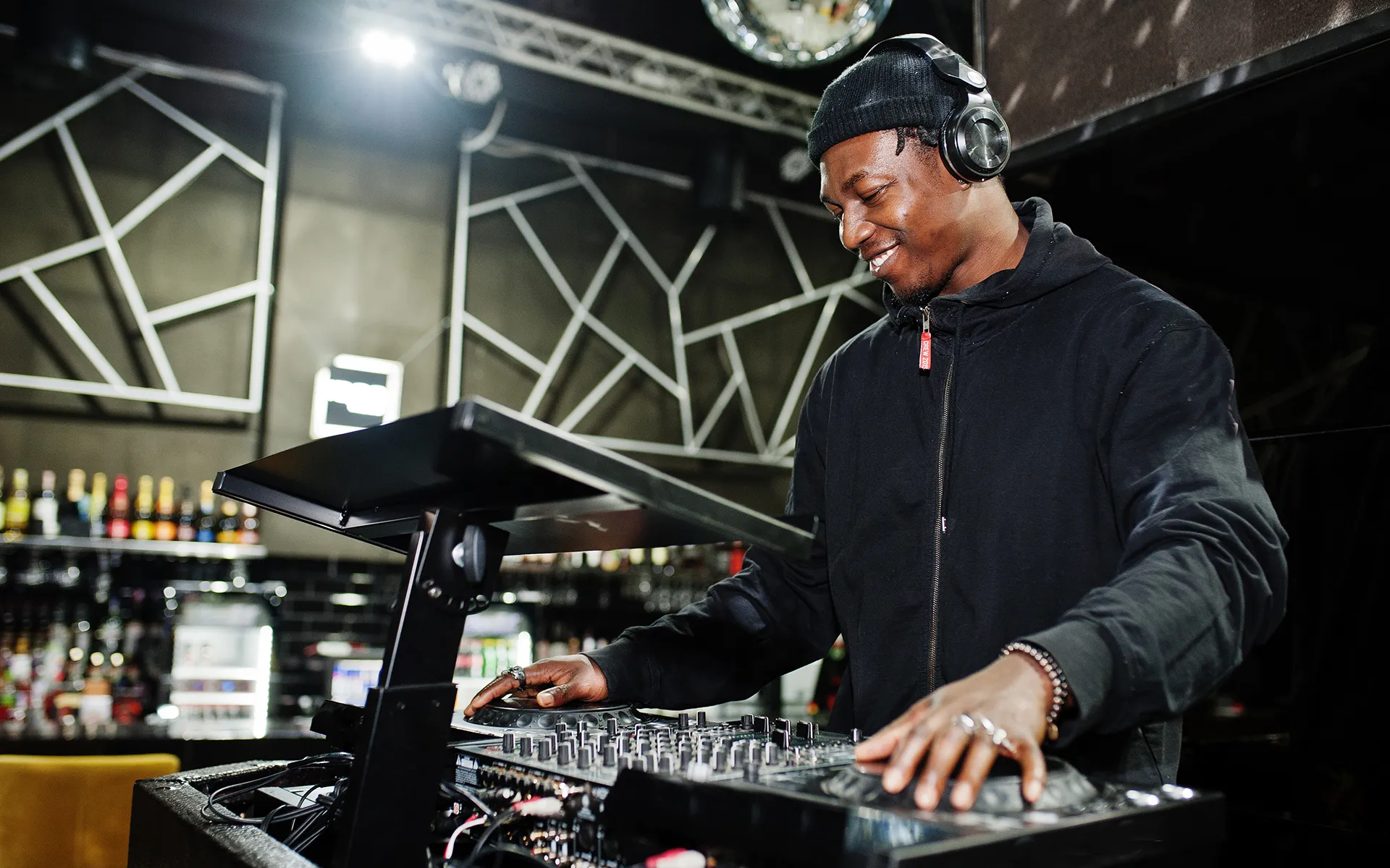 Sonorisation professionnelle avec DJ micro sans fil et enceintes haut de gamme pour mariages soirées privées et séminaires à Toulouse Occitanie