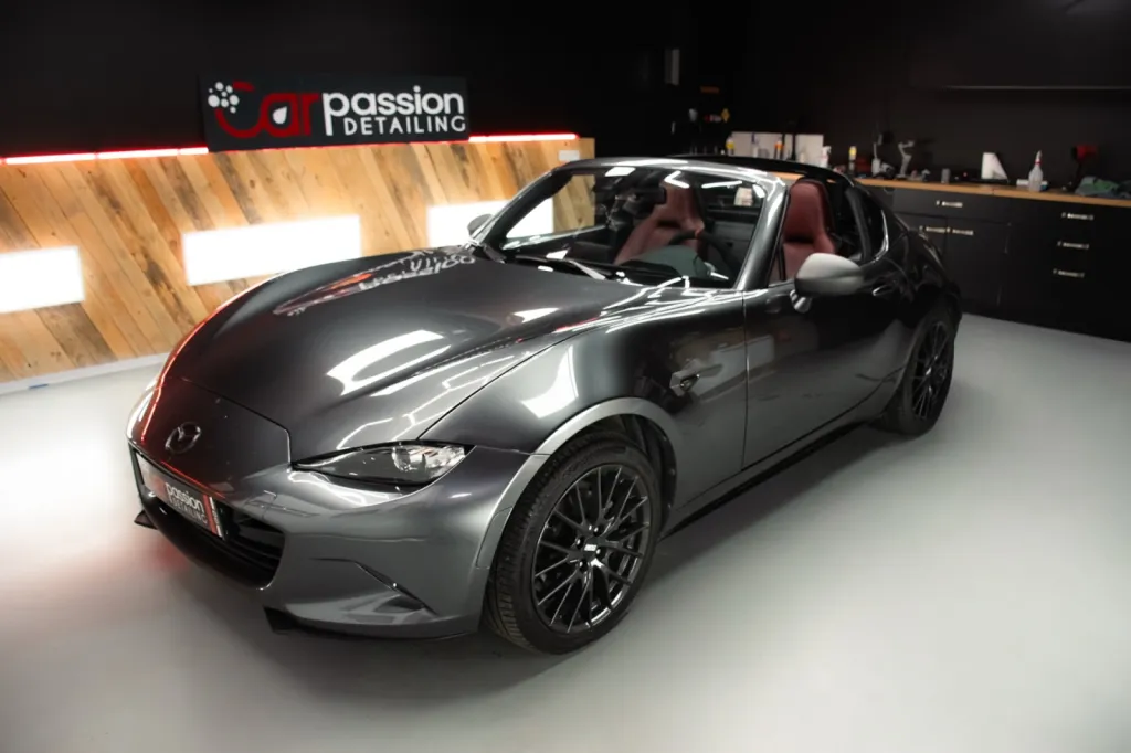 Nettoyage intérieur complet et rénovation du cuir sur Mazda MX-5 à Compiègne