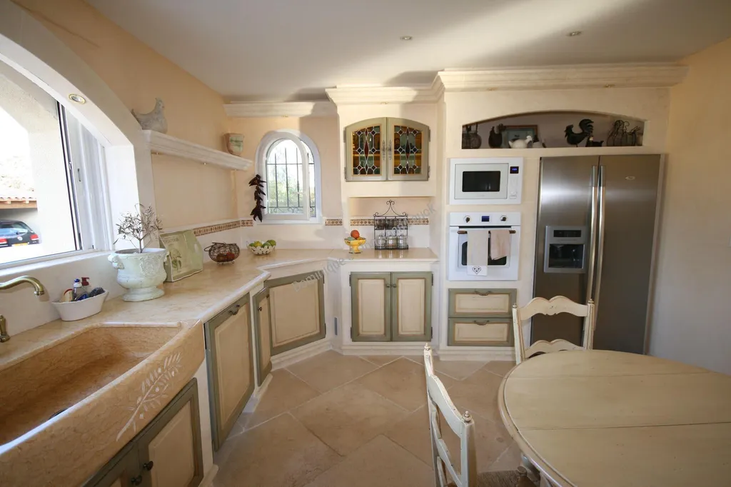 Cuisine en pierre blanche d'Estaillades