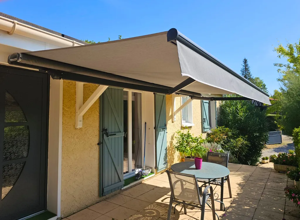 Pose store banne Galaxie bras coisés avec motorisation Somfy et lambrequin par 3 Baies à Brignais (69)