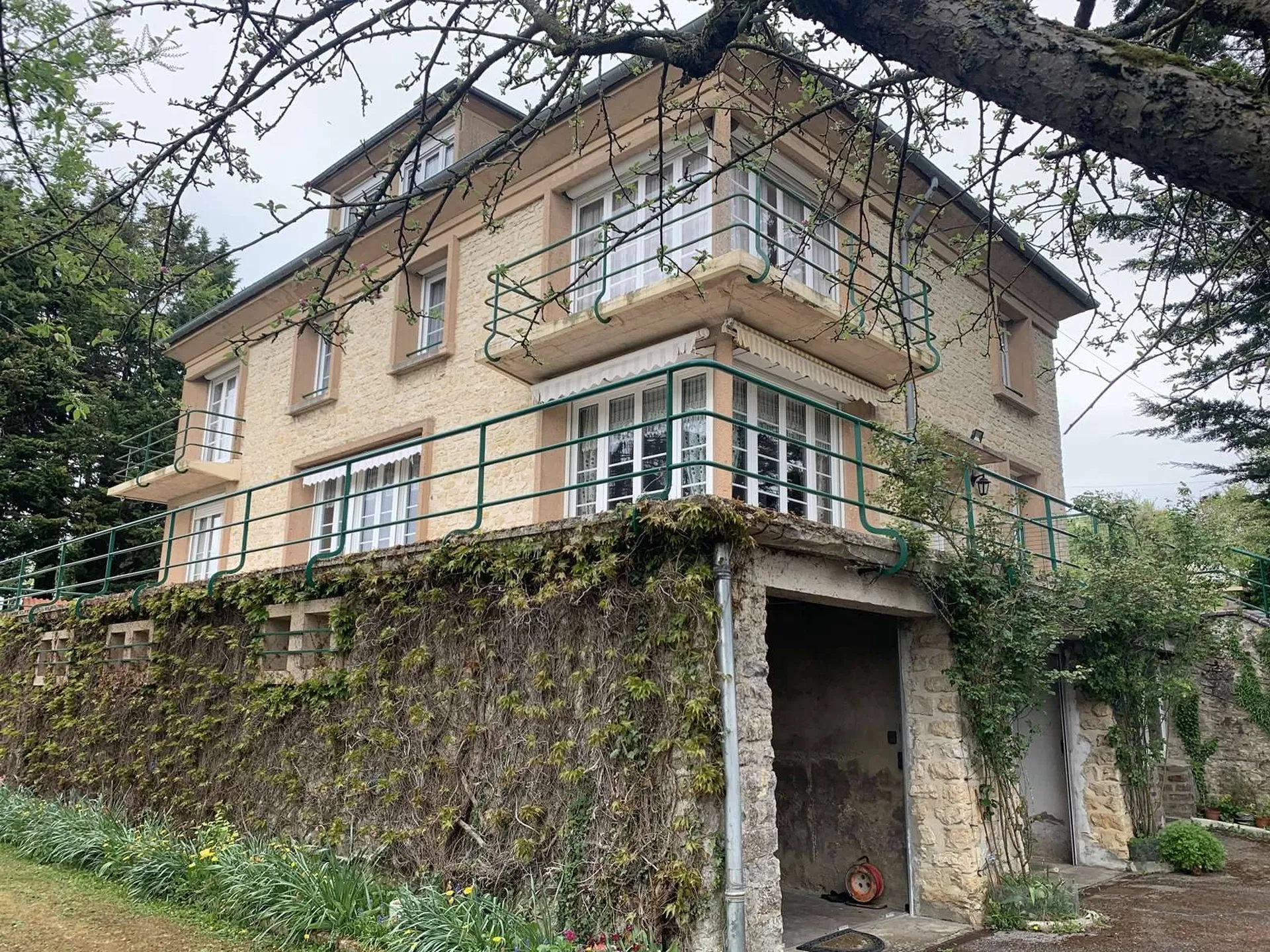 VIMOUTIERS (ORNE) : Grande maison en pierres avec parc arboré