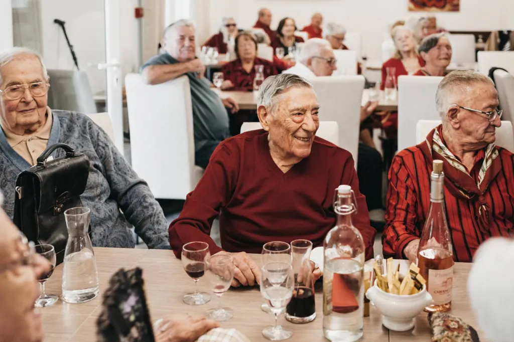 Repas à thème dans résidence pour personnes âgées dans l'hérault