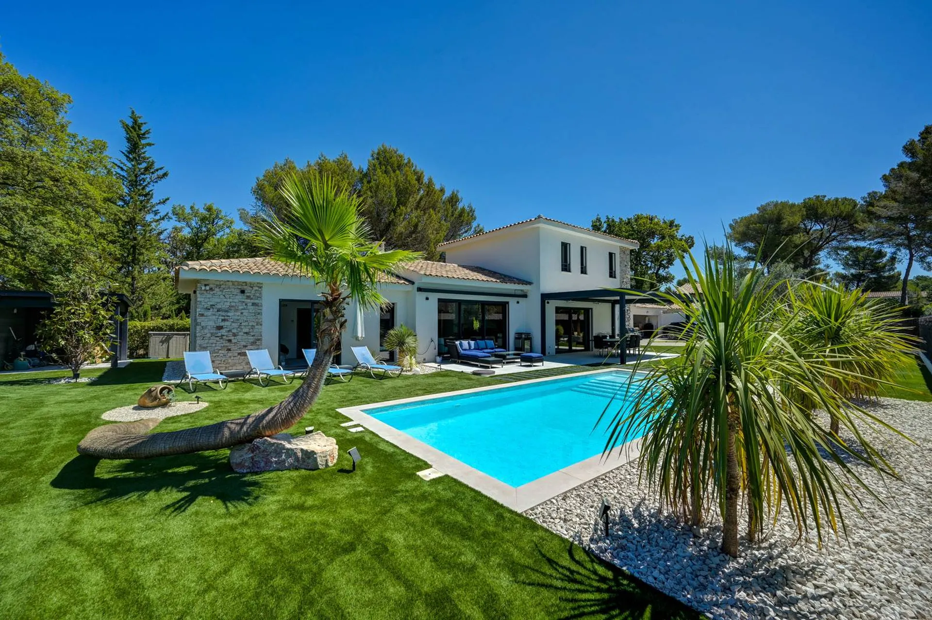 Projet de construction de villa aux allures contemporaines, située à quelques kilomètre d'Aix en Provence, dans les Bouches du Rhône. 