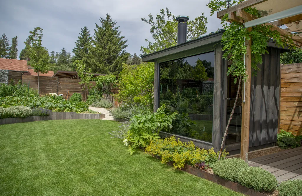 Rénovation de piscine, installation de pergola et sauna extérieur avec potager paysager à Toussieu (69780)