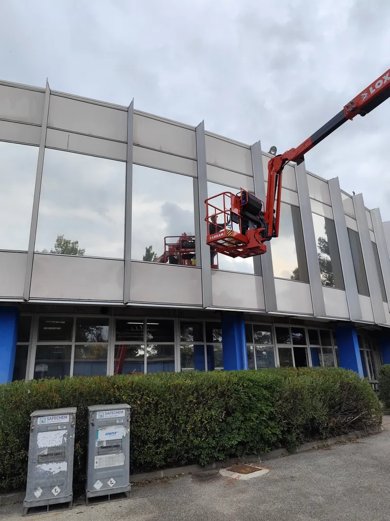 Films solaires et effet miroir pour façades vitrées afin d’optimiser confort énergétique d’une entreprise près d’Aix-en-Provence