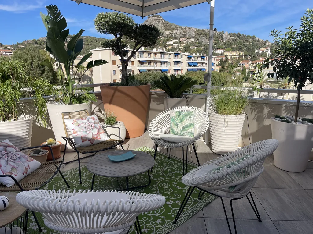 Création de jardinières avec végétaux méditerranéens, arrosage goutte-à-goutte et clôture bambou à Hyères-les-Palmiers