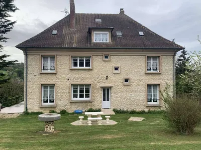 VIMOUTIERS (ORNE) : Grande maison en pierres avec parc arboré