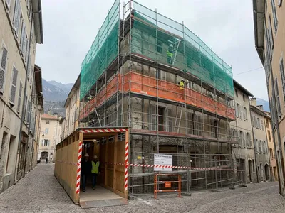 Comment adapter un échafaudage aux contraintes d’un chantier en centre-ville à Gap ?