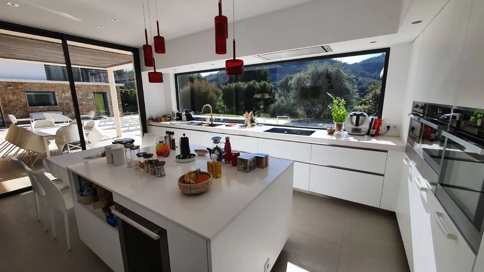 Vente maison moderne dans un cadre exceptionnel, prestations luxe, piscine et vue Couronne de Charlemagne Cassis  