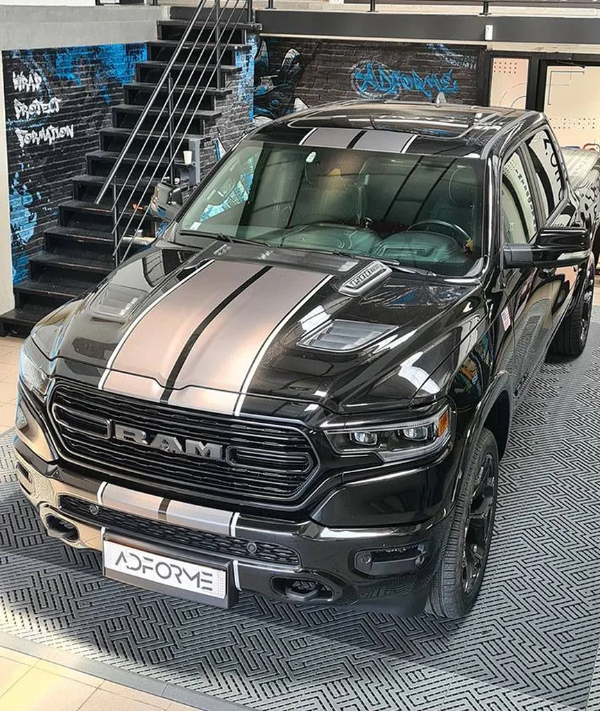Application de sticker bandes sur un Dodge RAM de Grenoble en Auvergne-Rhône-Alpes