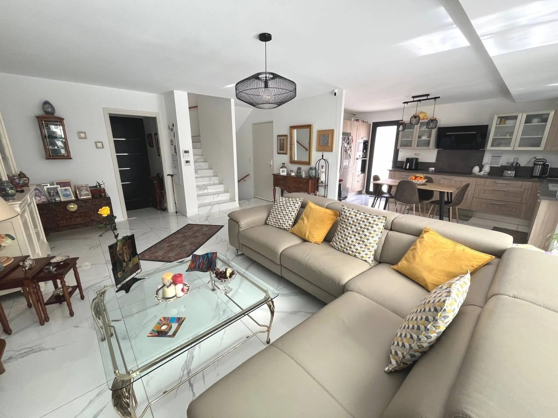 Maison récente à vendre Carnoux en provence sur deux niveaux avec sous-sol, copropriété de 3 habitations