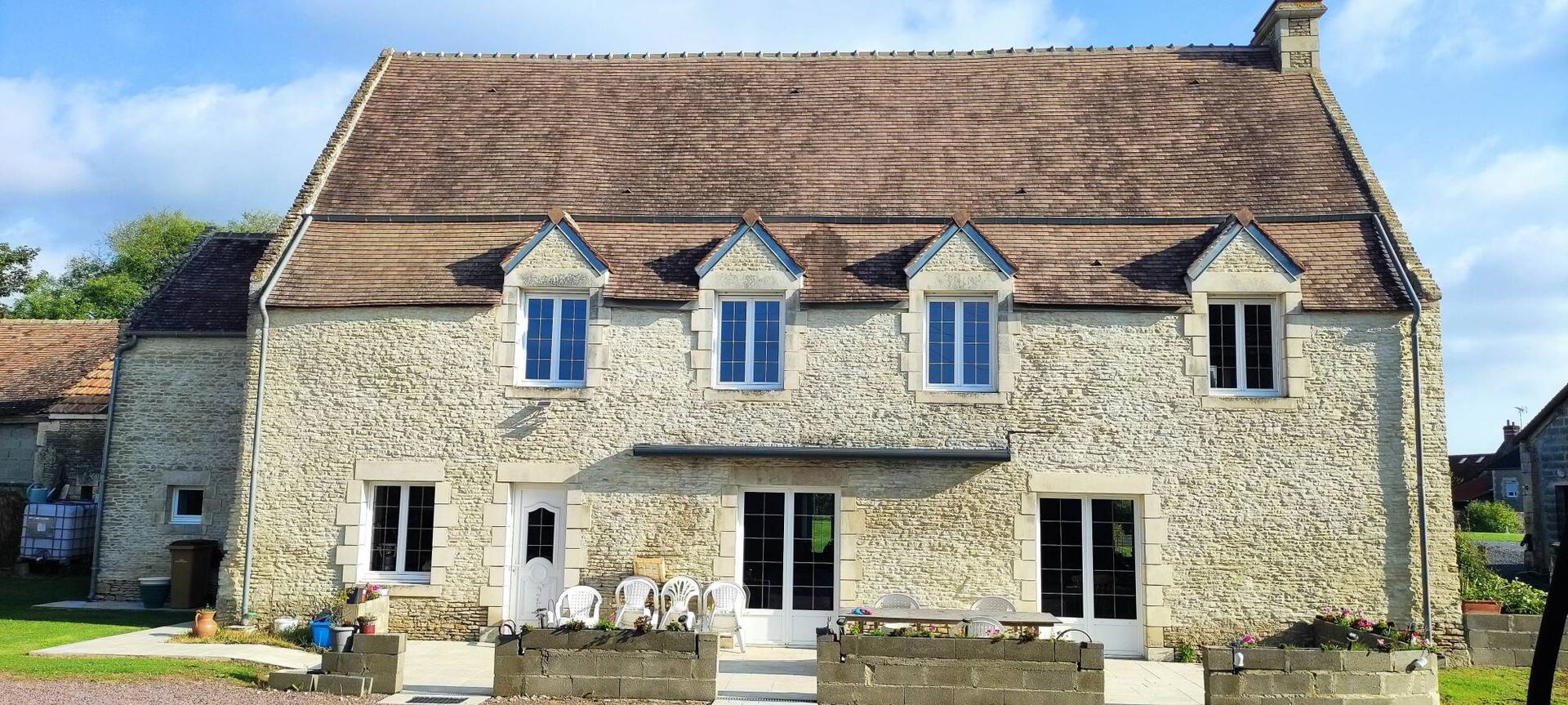 L’Agence Immobilière Terres et Demeures de Normandie située à LISIEUX (14100), 41 avenue Victor Hugo, vous invite à découvrir, à seulement 7 minutes de Mézidon-Canon 14270 et 10 minutes d'Argences 14370, cette magnifique propriété en pierre, datant d