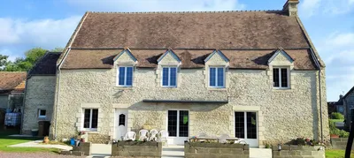 L’Agence Immobilière Terres et Demeures de Normandie située à LISIEUX (14100), 41 avenue Victor Hugo, vous invite à découvrir, à seulement 7 minutes de Mézidon-Canon 14270 et 10 minutes d'Argences 14370, cette magnifique propriété en pierre, datant d