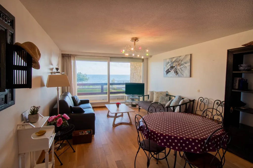Appartement spacieux avec vue mer.