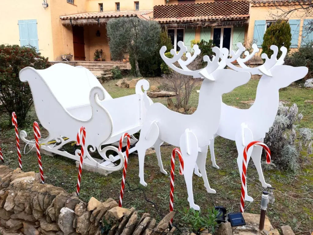 Installer un traîneau du Père Noël en bois fabriqués pour un événement entre Nice et Toulon