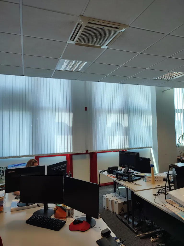 Pose de stores sur mesure pour baies vitrées avec protection solaire à Aix-en-Provence - Stores intérieurs et extérieurs pour bureaux et habitations