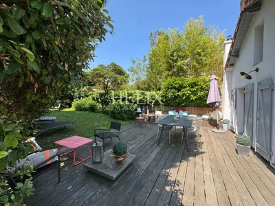 Maison à Saint Germain en Laye d'environ 100 M2 avec beaucoup de charme avec un magnifique jardin