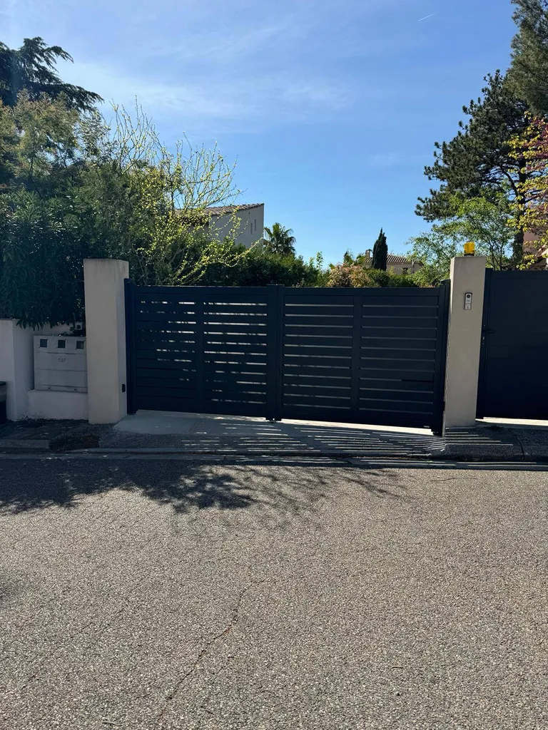 Mise en place d'un portail battant Kostum sur les Pennes Mirabeau