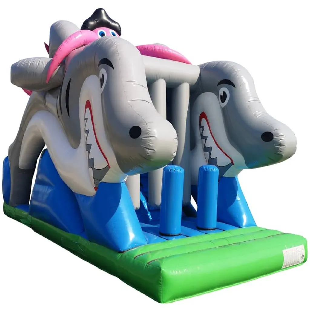 Jeu de requin gonflable pour les enfants lors de la kermesse d’école en France.
