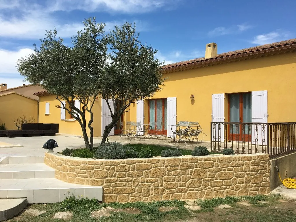 Jardinière en crépi pierre dans le Var