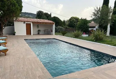 Remplacement carrelage bord de piscine béton au Broussan proche de Ollioules