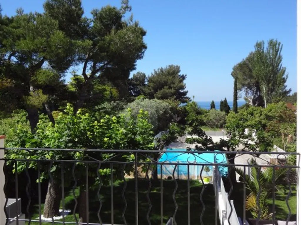 A vendre appartement en duplex 3/4 Cassis avec vue sur la mer avec piscine, terrasse, entièrement rénové