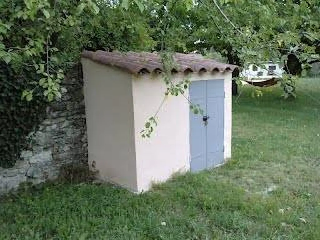 Local technique sur pelouse