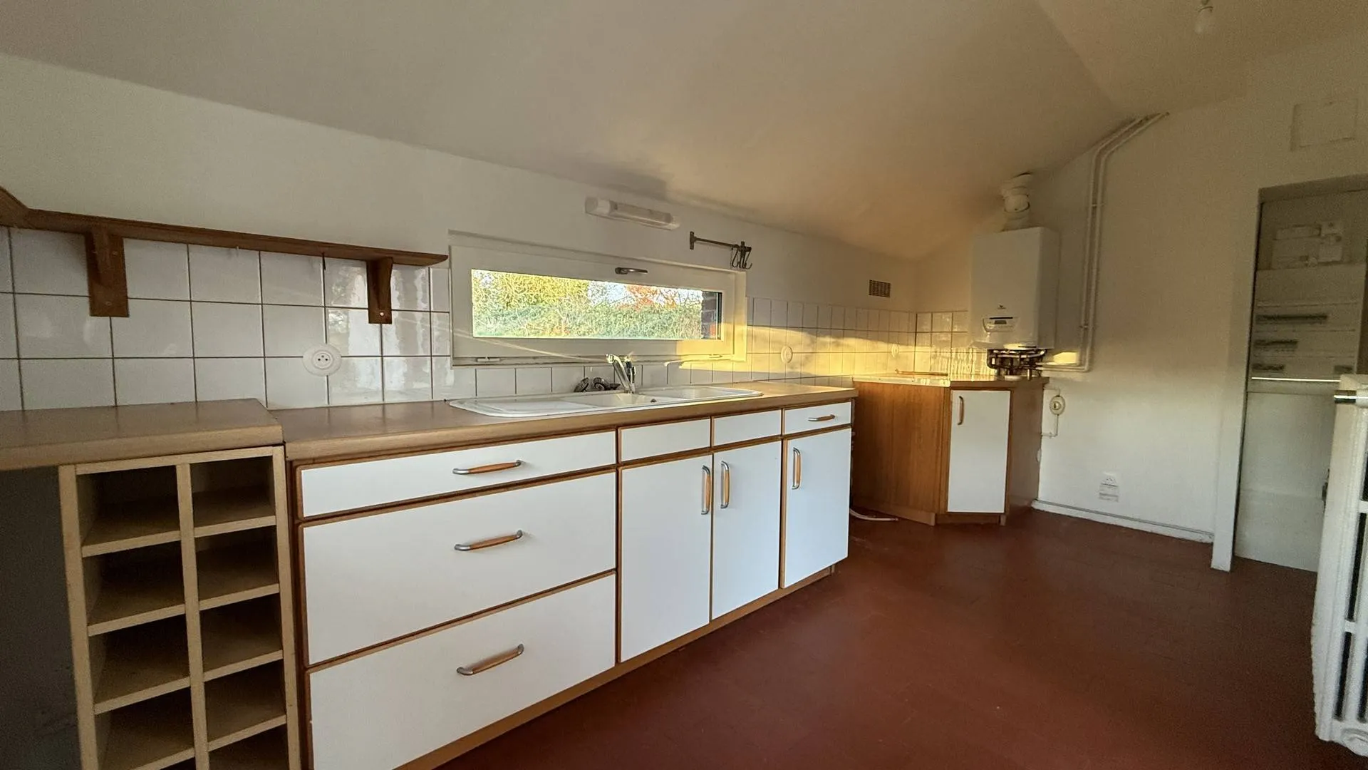 Propriété avec dépendance à vendre en Normandie, offrant diverses possibilités : atelier, stockage ou box selon projet.