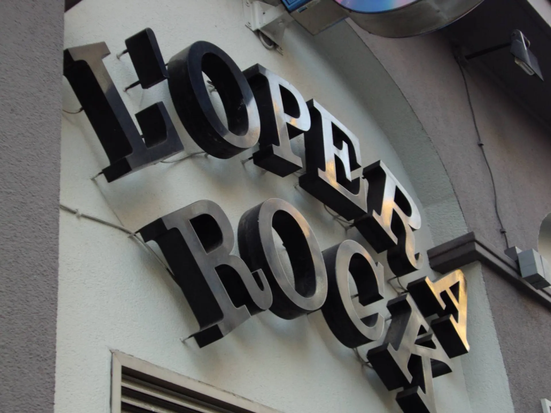 Pose d'une enseigne lettres en relief en extérieur à Lyon et partout en France