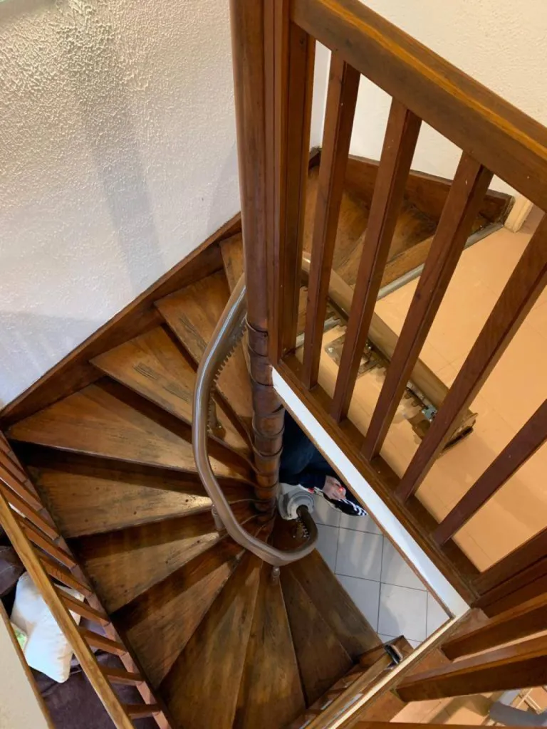 Courbure et arrivée sur le palier du rail OTOLIFT dans un escalier en colimaçon près d'Aix en Provence