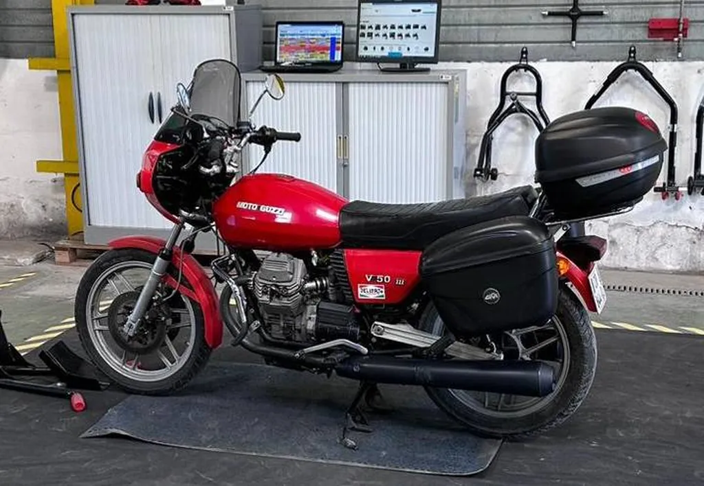 Autosur Martigues, centre de contrôle technique près de Saint-Mitre-les-Remparts, contrôle une moto de 1982