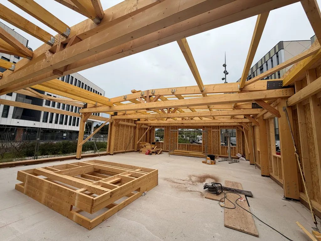 Construction de structures bois avec portiques, murs à ossature bois et bardage claire-voie pour une crèche sur le site Naval Groupe à Ollioules dans le Var