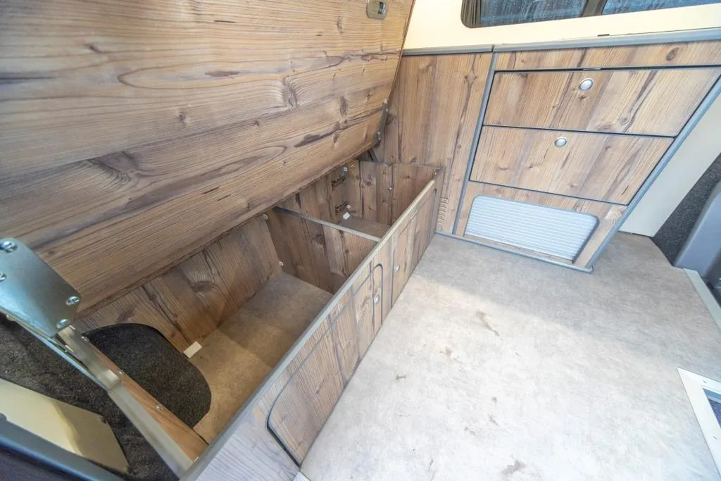 Aménagement VW T6.1 Court sur-mesure à Lyon : van compact à finition bois vieilli et suédine pour le Rhône