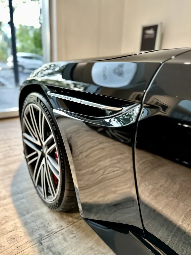 film plastique protection carrosserie film PPF Lyon traitement céramique DETAILING carosserie Aston Martin DB12 