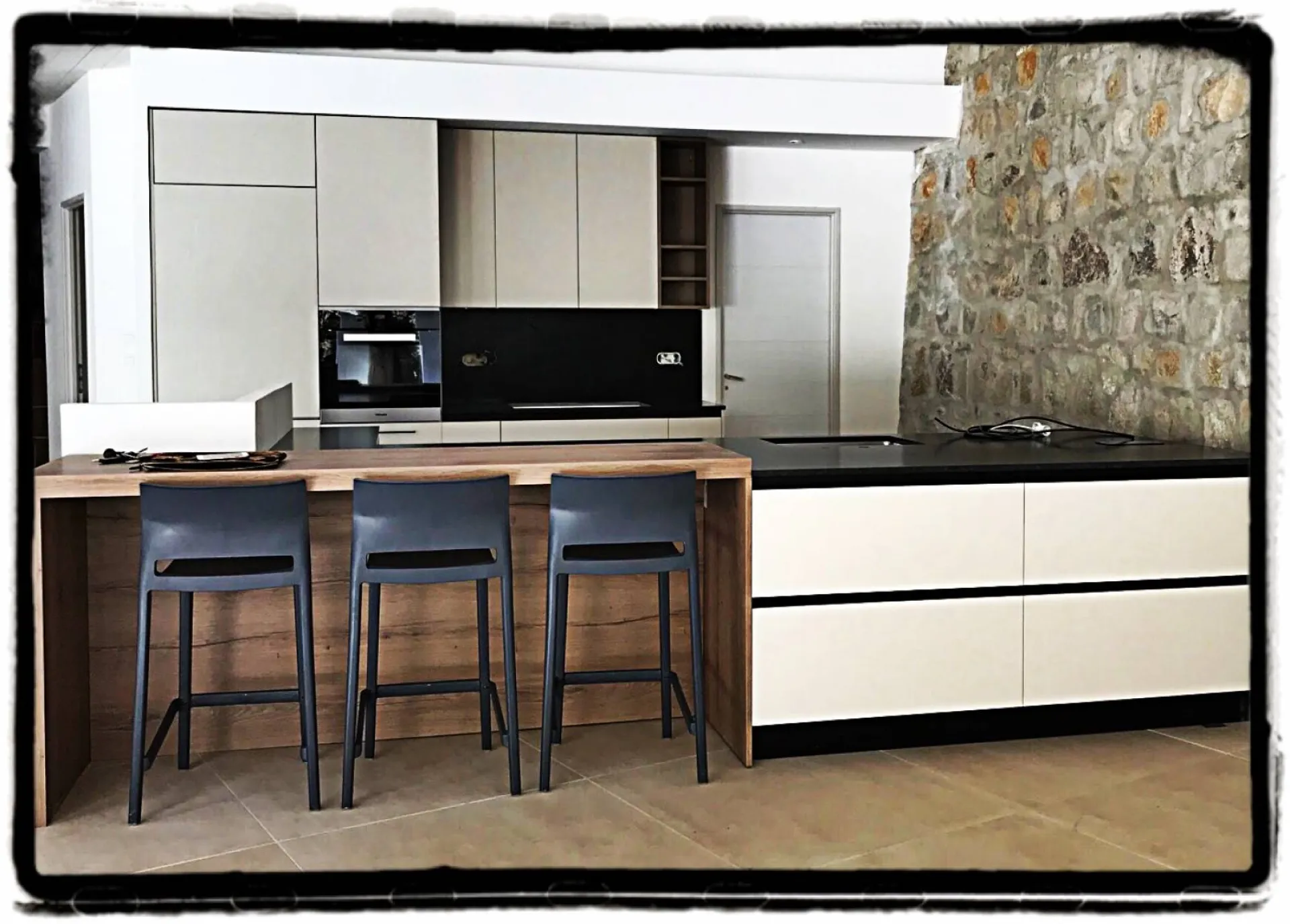 Réalisation d'une cuisine contemporaine bois, laque et noir Z en plan de travail, dans une demeure d'exception à Sanary