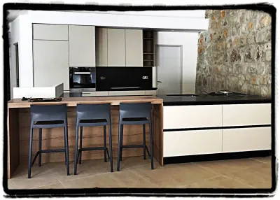 Réalisation d'une cuisine contemporaine bois, laque et noir Z en plan de travail, dans une demeure d'exception à Sanary