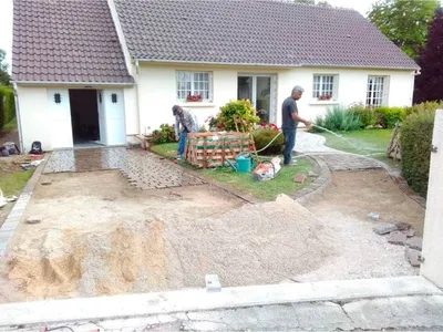 Pose de pavés devant un pavillon à Châtenay-sur-Seine : un accès esthétique et durable