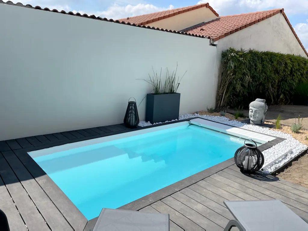 vue biais escalier piscine avec jardin