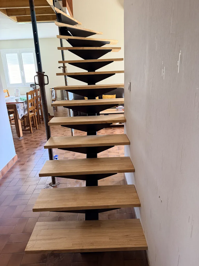 Escalier métallique quart tournant avec limon central et marches en hévéa lamellé-collé à Portet-sur-Garonne