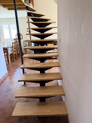 Escalier métallique quart tournant avec limon central et marches en hévéa lamellé-collé à Portet-sur-Garonne
