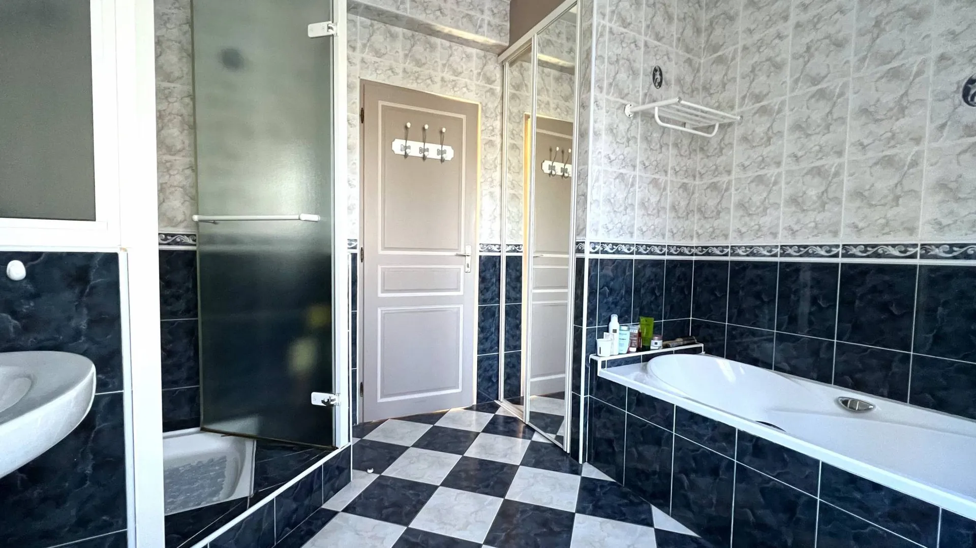 Une grande salle de bains avec cabine de douche