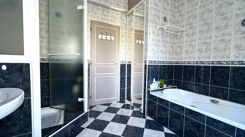 Une grande salle de bains avec cabine de douche