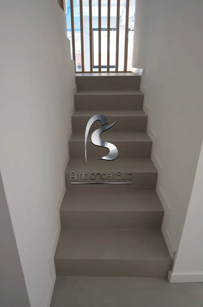 Habillage des marches d’un escalier en béton ciré taloché à Vauvenargues près d’Aix en Provence