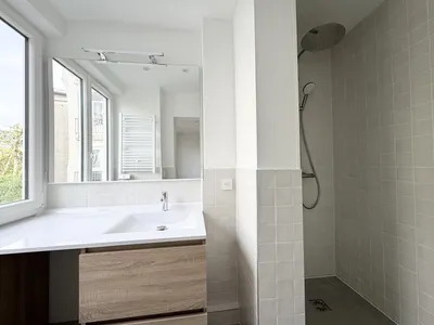 Saint-Germain-en-Laye, à 2 minutes à pied du centre-ville superbe appartement 3 pièces, bureau ou chambre pour le télétravail.