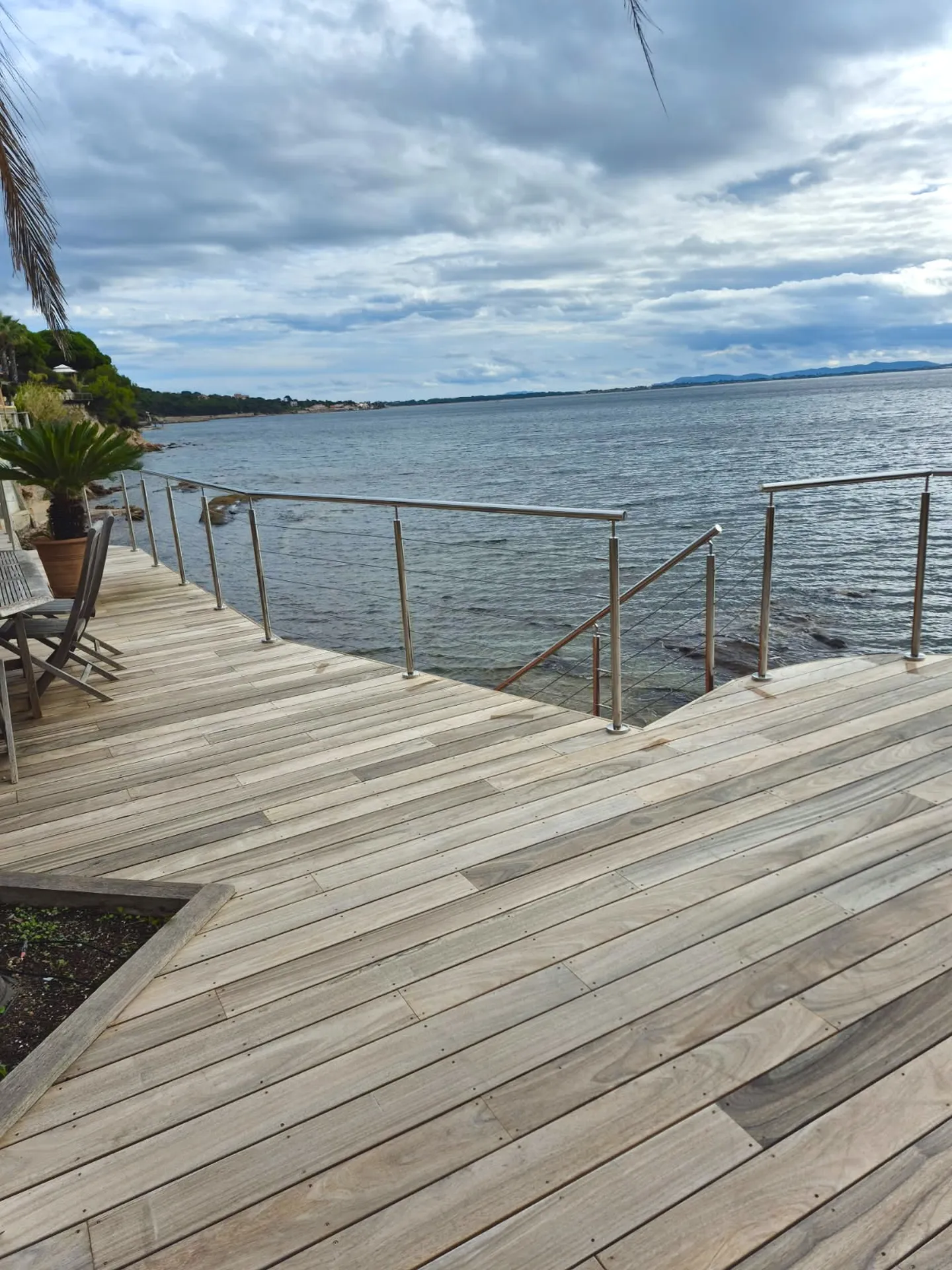 Pose et fourniture de terrasse en bois en Padouk pour particuliers à Carqueiranne, proche de Hyères dans la région PACA